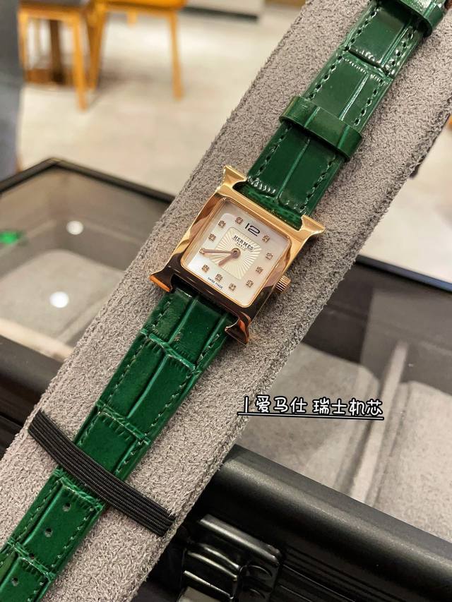 白壳 金壳 #瑞机 Hermes 爱马仕 Heure H系列 香港dfs环球免税店亮丽的颜色表带环绕独特的 H 型表壳 白色天然贝母数字面 纯手工打磨而成 采用